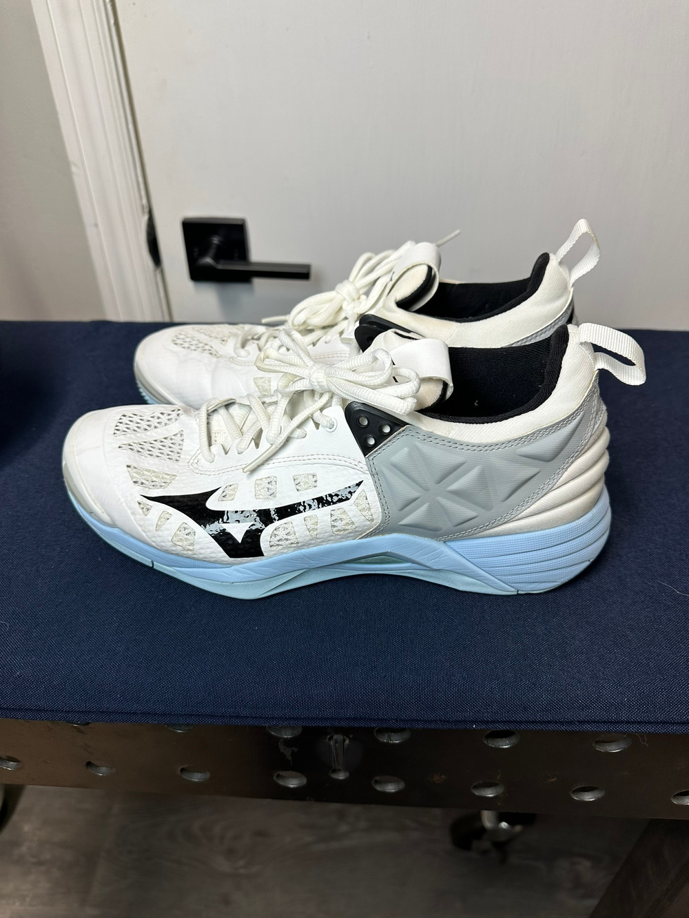 Mizuno | White/Blue Wave Momentum Athletic Volleyball Shoes | Size Women's 10
